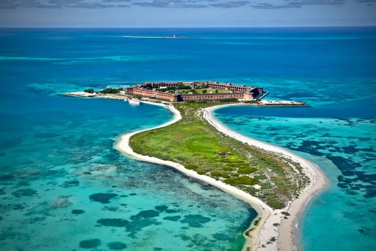 Rạn san hô Florida ở bang Florida dài gần 580km giữa cửa sông St. Lucie và vườn quốc gia Dry Tortugas. Đây là  nơi sinh sống của: tôm hùm gai, rùa biển, cá heo, sao biển, bạch tuộc, lươn, cá mập, cá đuối... Tháng 3 đến tháng 5 là thời điểm lý tưởng để lặn biển ngắm san hô vì thời tiết tốt và ít du khách. 