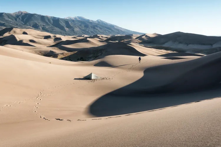 Vườn quốc gia Great Sand Dunes, Colorado. Ở đây có những cồn cát cao nhất Bắc Mỹ, bầu trời đêm đầy sao và những đỉnh núi hiểm trở. Ngoài ra còn có động vật hoang dã như: gấu đen, báo, sư tử, cú, linh dương sừng nhánh và cừu núi. Bạn nên đến vào cuối mùa xuân hoặc mùa thu để có thời tiết dễ chịu. 