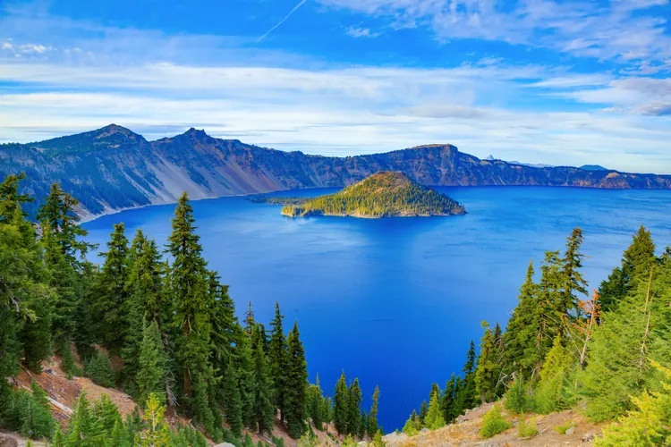 Crater Lake, Oregon. Bạn sẽ choáng ngợp trước vẻ đẹp của hồ có nước màu xanh coban, quanh hồ có những vách đá dựng đứng như mái vòm. Đây là hồ sâu nhất của Mỹ và là một trong những hồ có nước trong nhất thế giới.  Thú vi là hồ Crater được hình thành cách đây 7.700 năm sau một vụ phun trào núi lửa. Mùa hè là thời điểm tuyệt vời nhất để đến với Crater Lake.