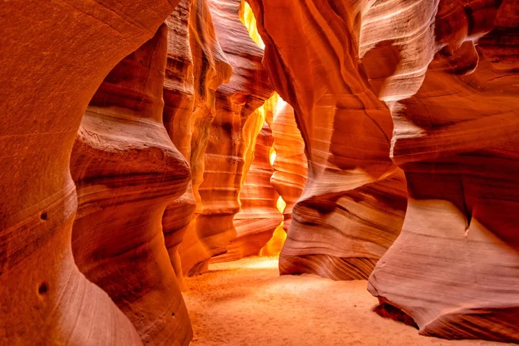 Hẻm núi Antelope ở bang Arizona là một hệ thống hẻm núi khe hẹp bằng đá sa thạch tuyệt đẹp. Khi nắng trưa chiếu xuyên qua tạo nên những đường cong màu vàng nâu bóng bẫy, giống như ở một thế giới khác. Bạn nên đến vào mùa xuân hoặc mùa thu  từ 11 giờ đến 13 giờ để có những bức ảnh như siêu thực.  