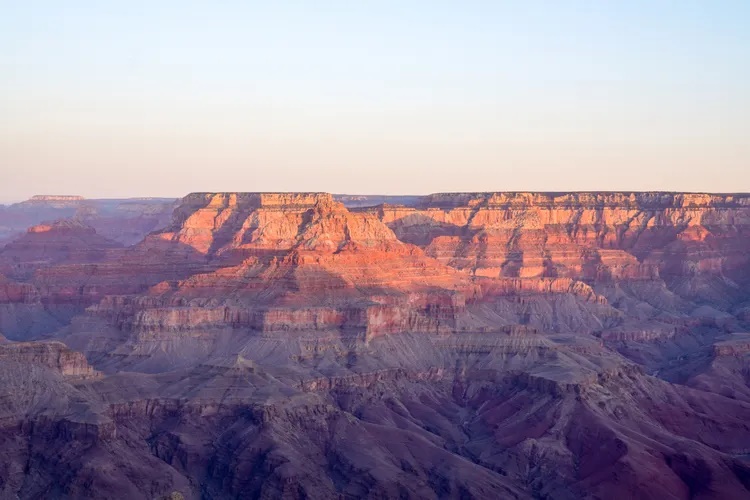 Vườn quốc gia Grand Canyon, Arizona. Nằm ở phía bắc bang Arizona, mê cung đá đỏ Grand Canyon dài khoảng 446 km được coi như một biên niên sử bằng đá của trái đất. Ở đây có những lớp địa chất nằm sâu dưới đáy hẻm núi có tuổi đời lên tới gần 2 tỷ năm. Mùa xuân và mùa thu là thời điểm tốt nhất để đi.