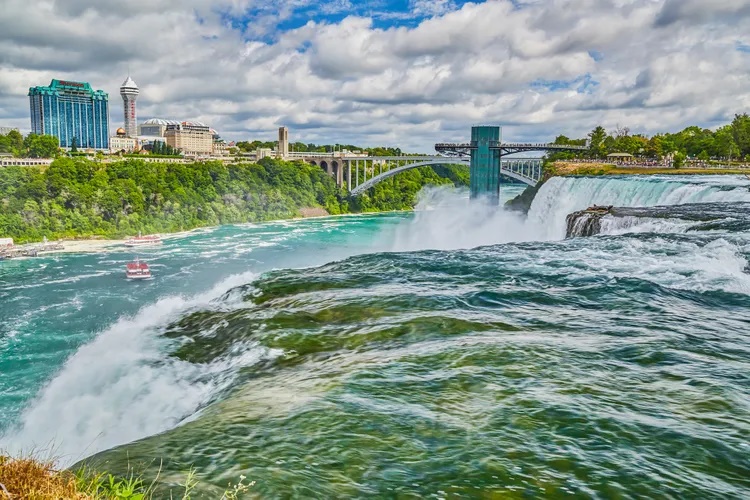 Thác Niagara, New York. Bạn sẽ nghe tiếng nước dội gầm vang khi mỗi giây có 3.160 tấn nước đổ xuống từ những vách đá cao chót vót. Thác nước khổng lồ này nằm dọc theo biên giới Mỹ - Canada, nên bạn có thể tham quan từ phía Canada. Hãy đến vào mùa xuân và mùa thu để chiêm ngưỡng thác Niagara nổi tiếng.