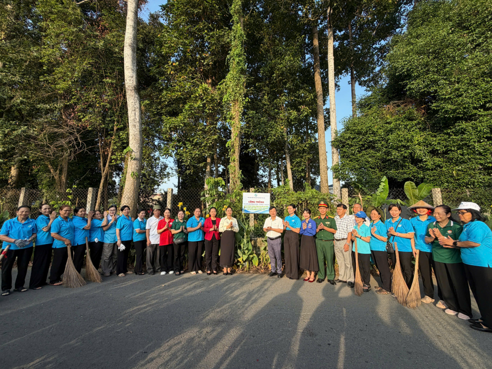Các đại biểu thực hiện nghi thức ra mắt công trình