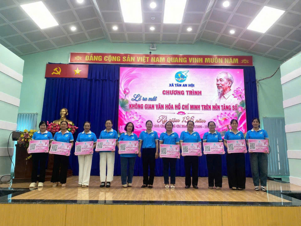Trao bảng biểu trưng tuyên truyền “Không gian văn hóa Hồ Chí Minh trên nền tảng số” cho 42 chi hội trên địa bàn xã Tân An Hội