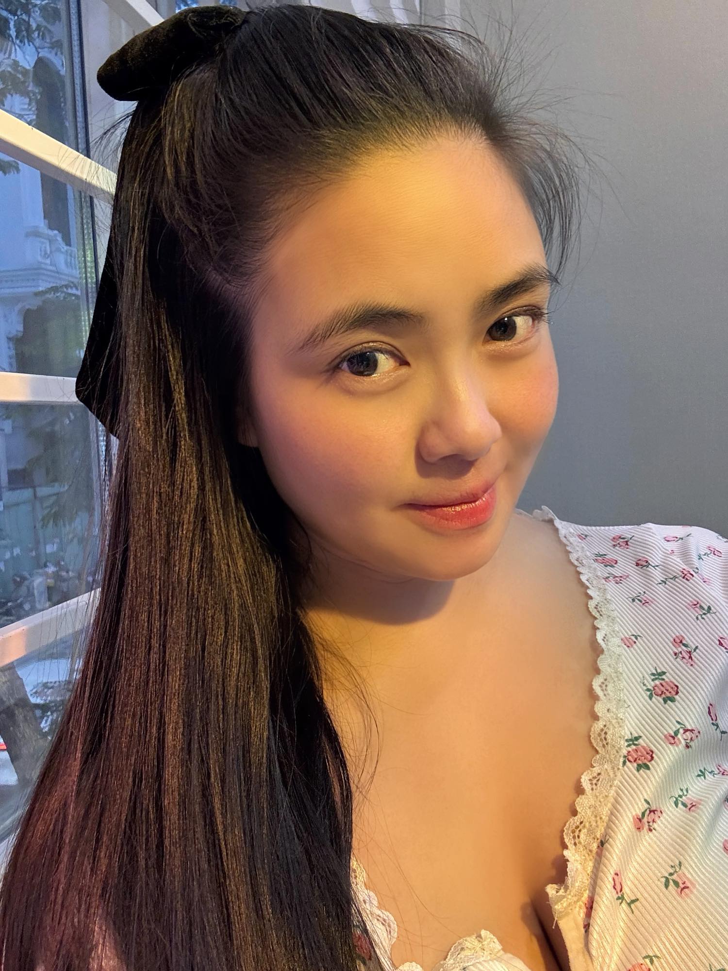 Ở tuổi 42, chị Bảo Ngọc vẫn giữ được thần thái tươi trẻ nhờ làn da trắng hồng và mái tóc luôn suôn mượt, bồng bềnh (Ảnh nhân vật cung cấp)