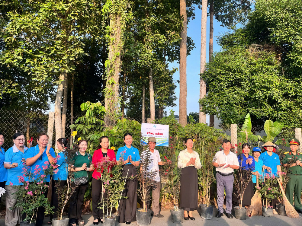 Hội LHPN phường Phú Lợi đã trao tặng 20 cây hoa tường vi cho khu phố Phú Lợi 7. Ảnh: