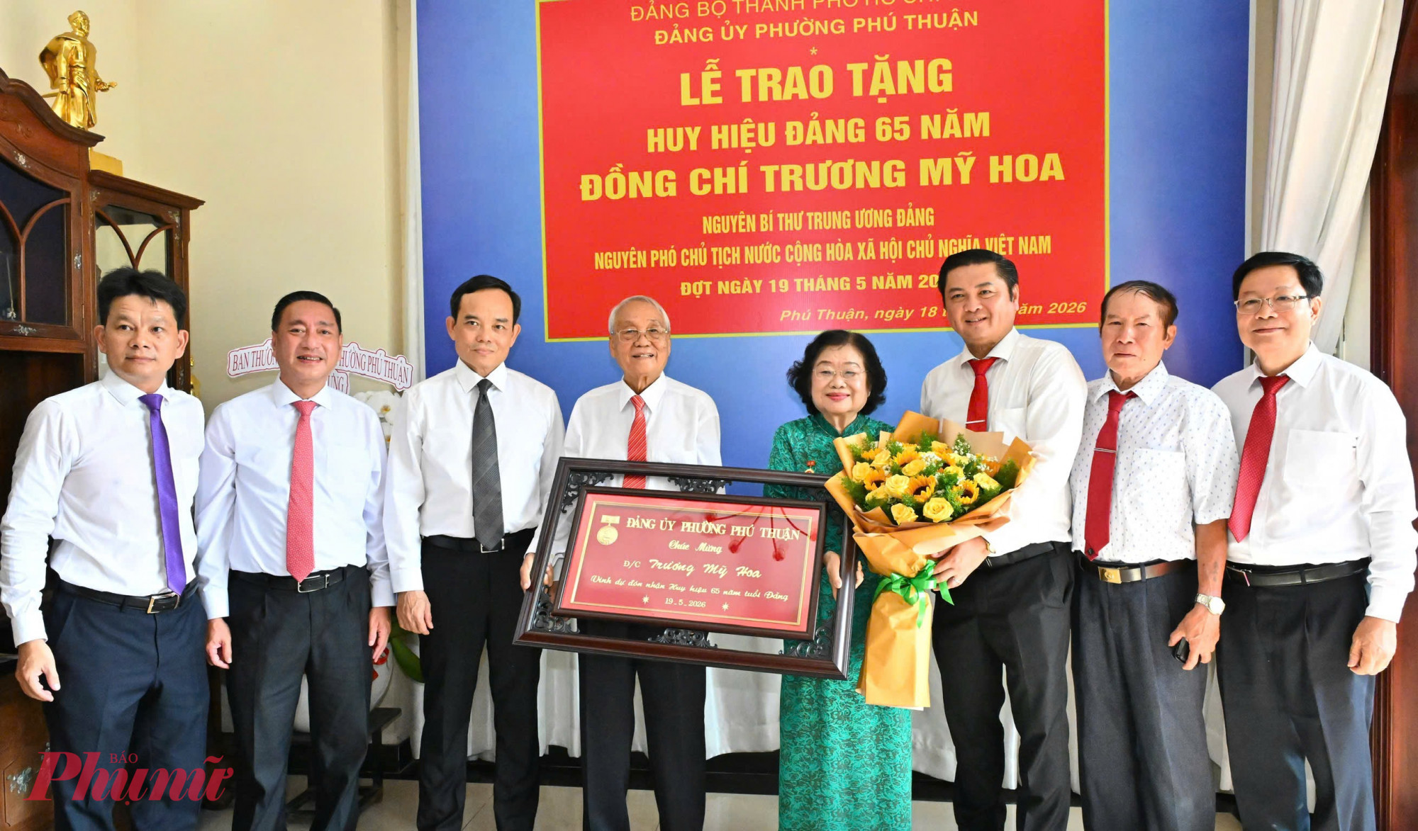 Bí thư Thành ủy TPHCM Trần Lưu Quang trao Huy hiệu 65 năm tuổi Đảng cho nguyên Phó Chủ tịch nước Trương Mỹ Hoa sáng 18/5 - Ảnh: T.T