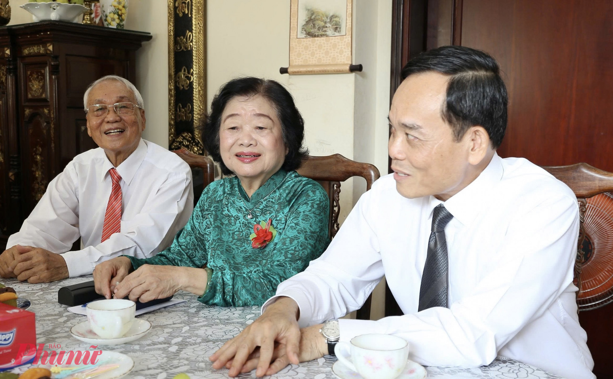 Bí thư Thành ủy TPHCM Trần Lưu Quang thăm hỏi bà Trương Mỹ Hoa - Nguyên phó Chủ tịch nước tại buổi lễ trao Huy hiệu Đảng - Ảnh: T.T