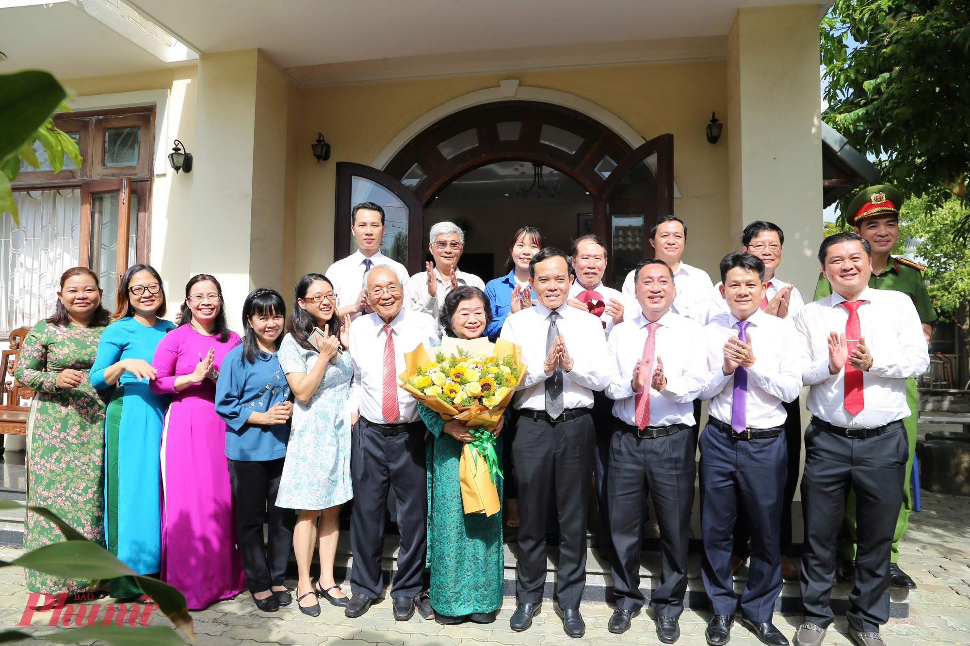Buổi lễ trao Huy hiệu 65 năm tuổi Đảng cho bà Trương Mỹ Hoa diễn ra trang trọng, ấm áp tại TPHCM sáng 18/5 - Ảnh: T.T