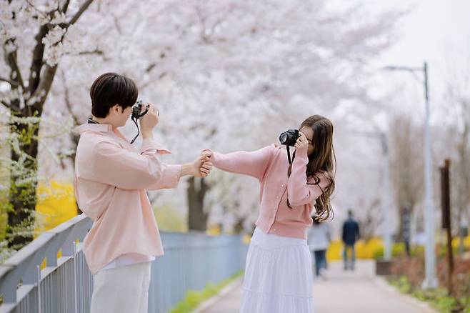Hẹn hò ngày càng đắt đỏ nhưng giới trẻ Hàn Quốc vẫn không muốn từ bỏ tình yêu - Ảnh: Daum