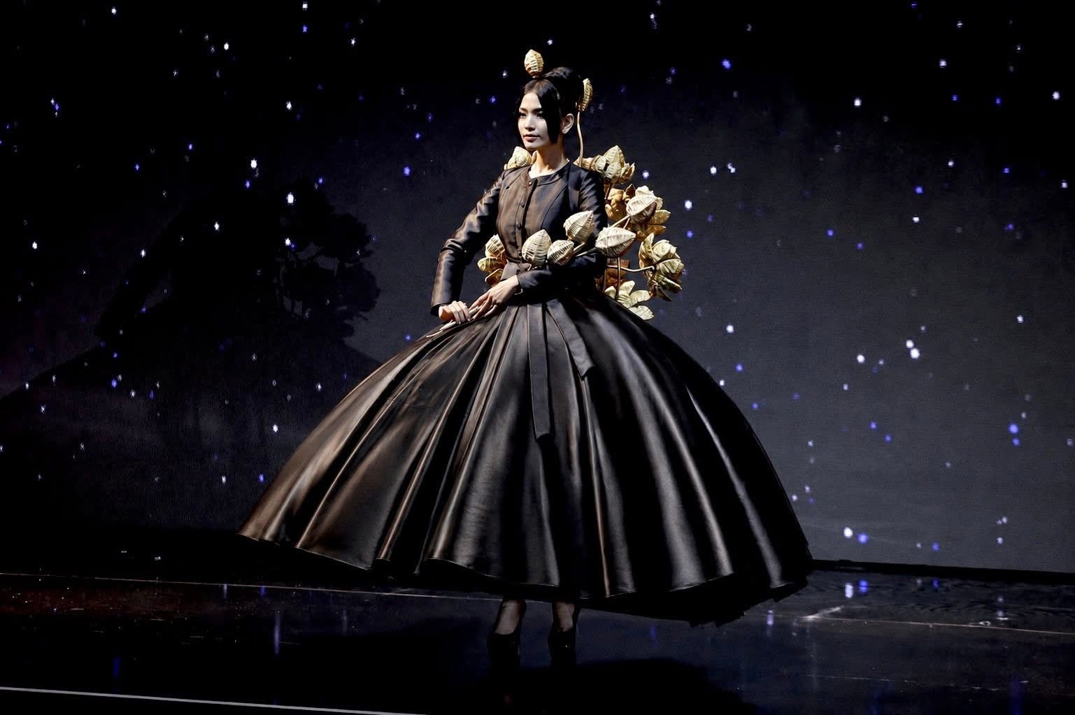 Trương Thị May trình diễn trong một show thời trang mới đây với thiết kế đầm xoè rộng kiểu công chúa của NTK Nguyễn Minh Công được làm từ lụa Lãnh Mỹ A 
