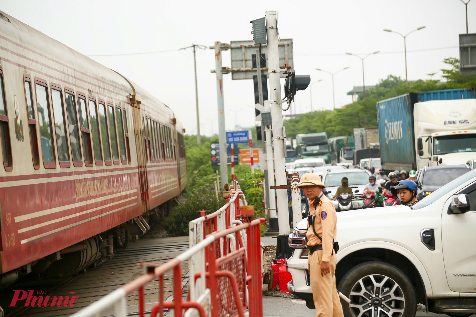 Cụ thể, các hành vi như vượt rào chắn đường ngang, cầu chung khi chắn đang dịch chuyển; vượt đường ngang khi đèn đỏ đã bật sáng; không chấp hành hiệu lệnh, chỉ dẫn của biển báo hiệu, vạch kẻ đường hoặc hướng dẫn của nhân viên gác chắn… đối với người điều khiển xe mô tô, xe gắn máy sẽ bị phạt từ 4 đến 6 triệu đồng. Đối với người điều khiển ô tô, mức phạt từ 18 đến 20 triệu đồng. Ngoài hình thức phạt tiền, người vi phạm còn bị tước quyền sử dụng giấy phép lái xe từ 1 đến 3 tháng.