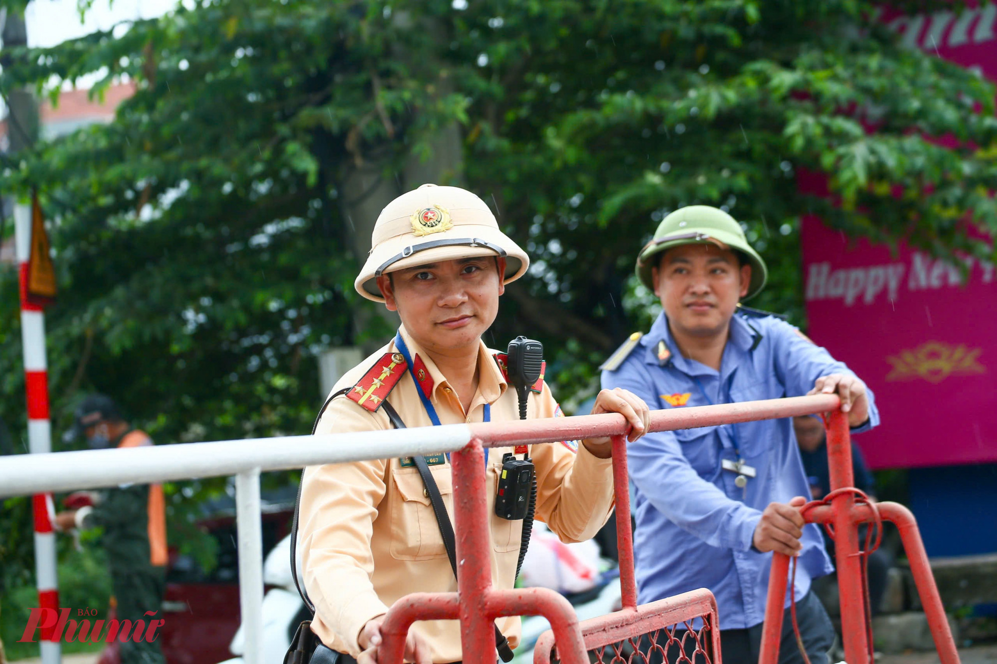 Ghi nhận sáng 18/5 tại nút giao đường bộ - đường sắt Trâu Quỳ - Quốc lộ 5 (xã Gia Lâm), tổ công tác thuộc Đội CSGT đường bộ số 5, Phòng CSGT Hà Nội phối hợp cùng nhân viên Công ty Đường sắt Hà Hải triển khai công tác bảo đảm TTATGT đường sắt.