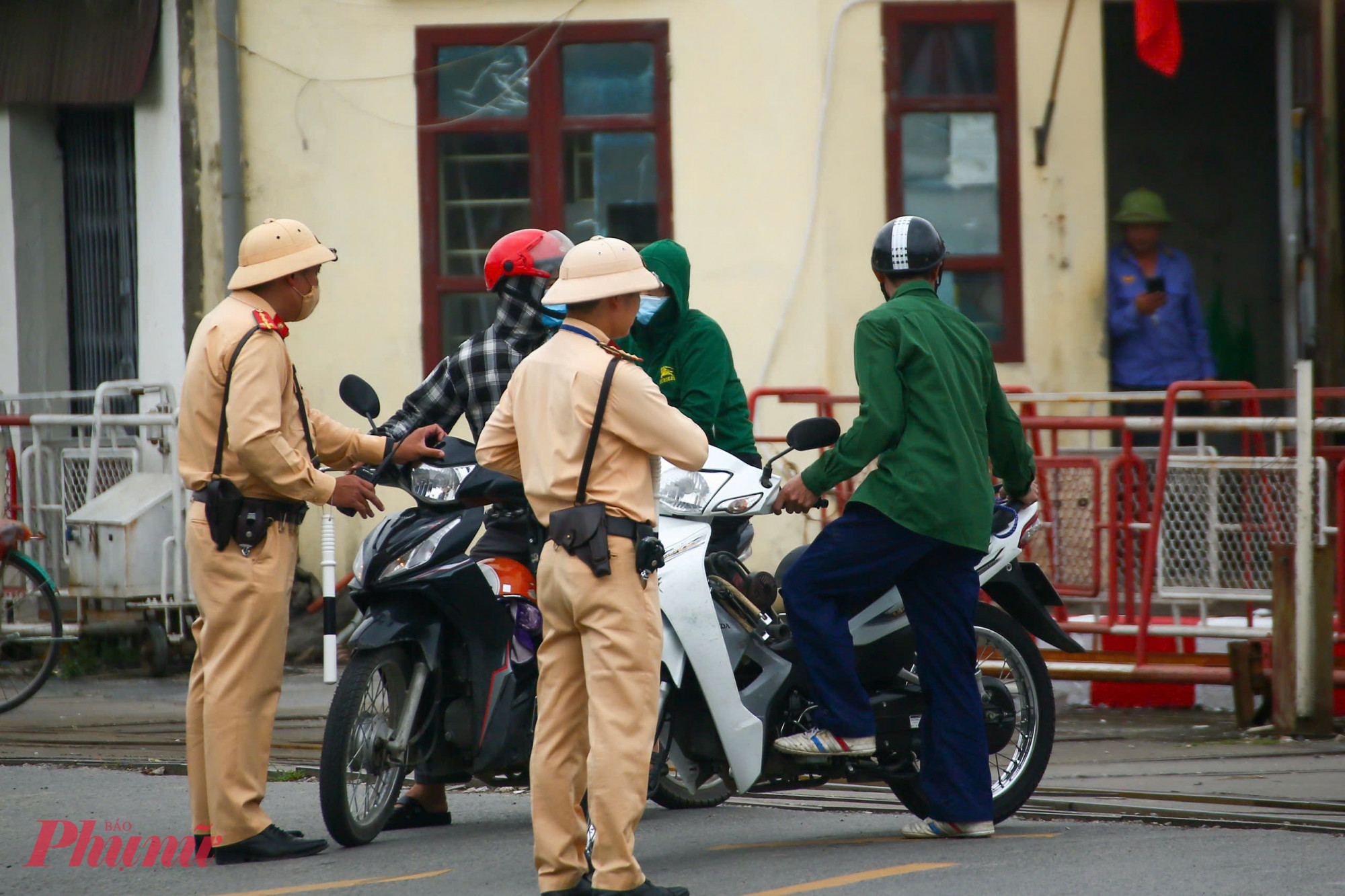 Trong hai khung giờ tàu chạy lúc 10h và 11h cùng ngày, lực lượng chức năng đã phát hiện 3 trường hợp vi phạm TTATGT đường sắt. Trong đó, một trường hợp học sinh lớp 8 điều khiển xe đạp dừng trong khu vực đường ngang gây mất an toàn đã được CSGT tuyên truyền, nhắc nhở. Đối với hai trường hợp điều khiển xe mô tô dừng, đỗ trong phạm vi đường ngang, tổ công tác đã tiến hành lập biên bản xử lý theo quy định.