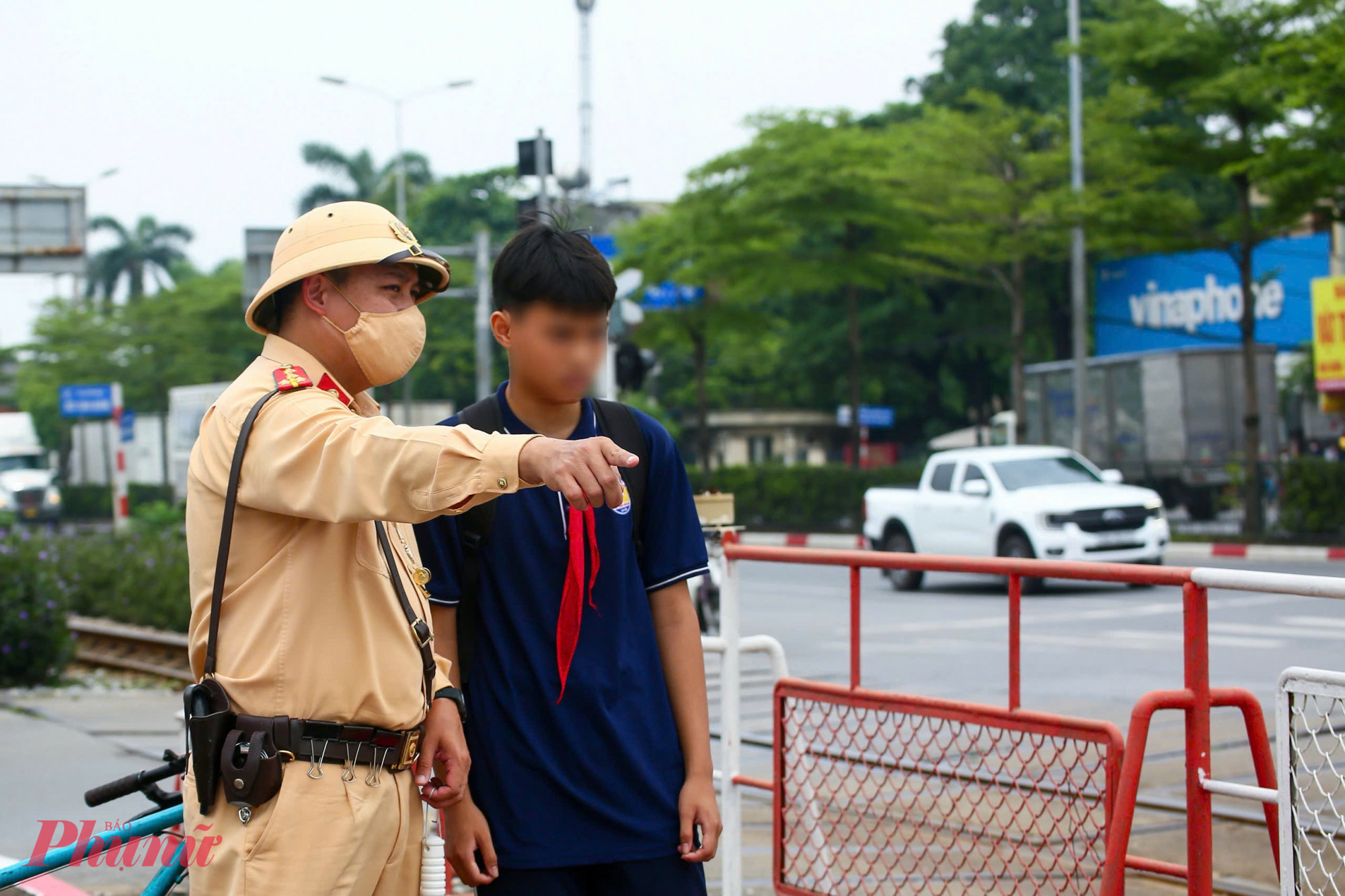 CSGT hướng dẫn, nhắc nhở nam sinh khi dừng xe đạp trong khu vực nguy hiểm.