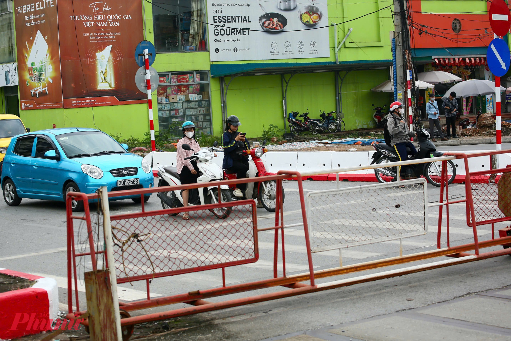 Trong 3 ngày đầu thực hiện Nghị định 81 (từ ngày 15 đến 17/5/2026), lực lượng CSGT toàn thành phố đã phát hiện, xử lý 18 trường hợp vi phạm, phạt tiền 24 triệu đồng; tước GPLX 4 trường hợp, tạm giữ 1 phương tiện. Trong đó, lỗi dừng, đỗ trong phạm vi đường ngang chiếm 13 trường hợp; 5 trường hợp vượt đường ngang khi rào chắn đang đóng hoặc chuông, đèn tín hiệu đã bật sáng.
