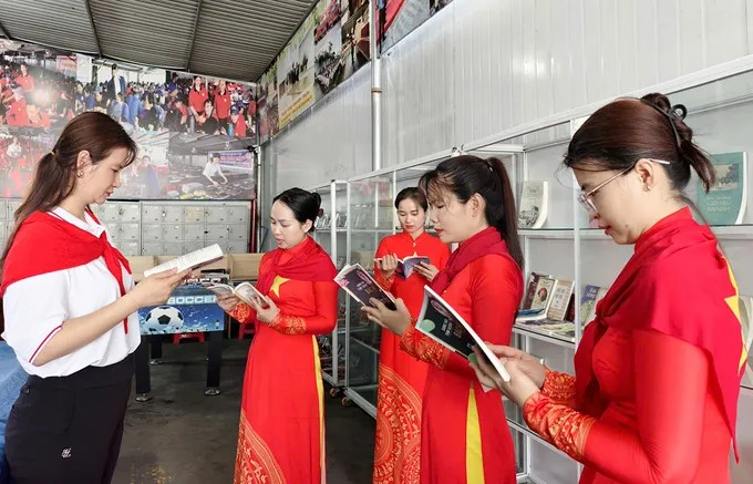 Lan tỏa giá trị tư tưởng Hồ Chí Minh trong giai đoạn cách mạng mới Người lao động Công ty TNHH Kỹ nghệ cửa Ý - Á Châu (phường Tân Hiệp) tìm hiểu về Bác Hồ tại Không gian văn hóa Hồ Chí Minh trong công ty. Ảnh: Cổng thông tin điện tử Thành Ủy TPHCM