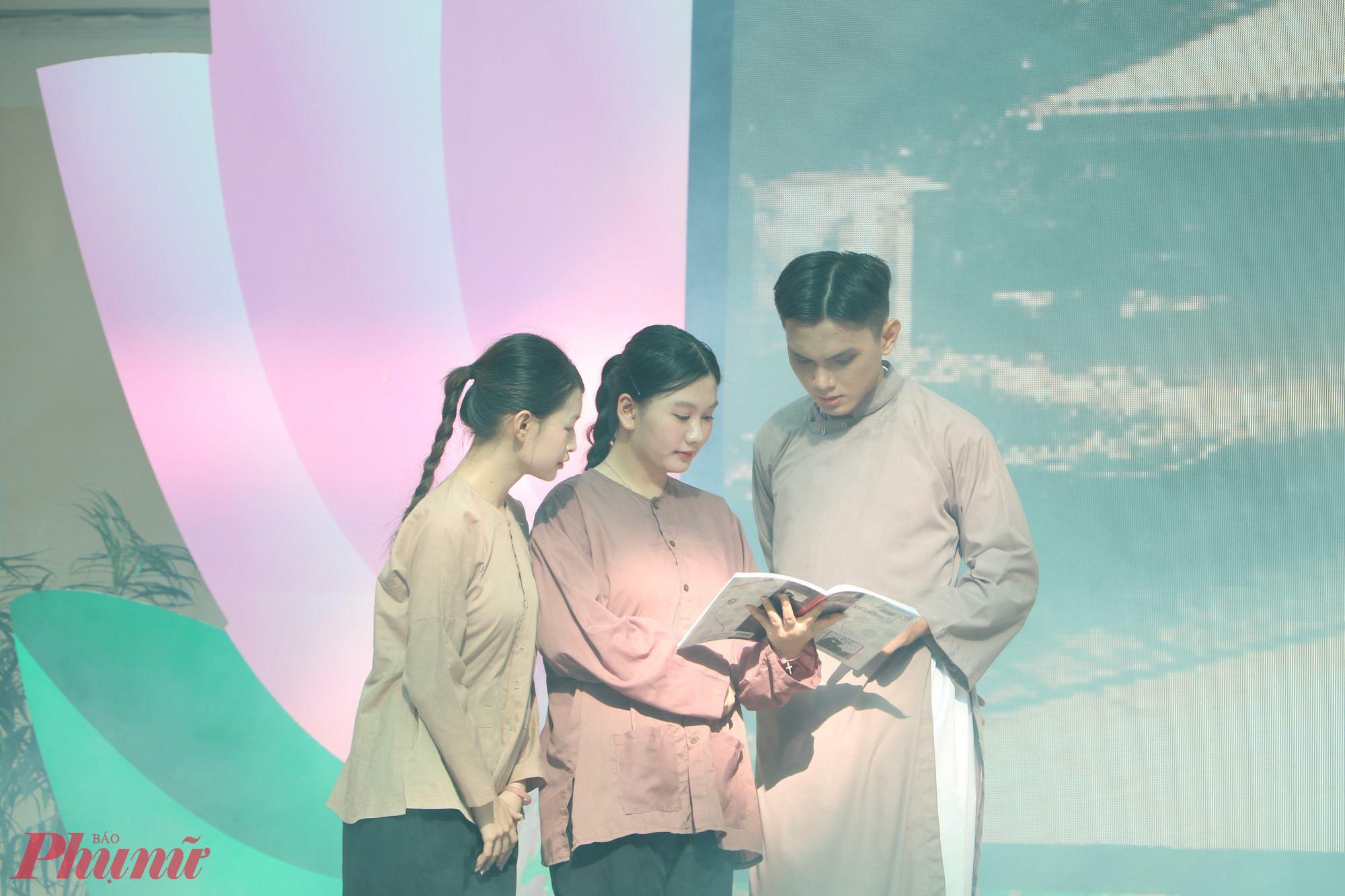Học sinh Phạm Thiên Phú - lớp Mười - trong vai người thanh niên Nguyễn Ái Quốc đang dạy học ở trường Dục Thanh - Ảnh: Trang Thư
