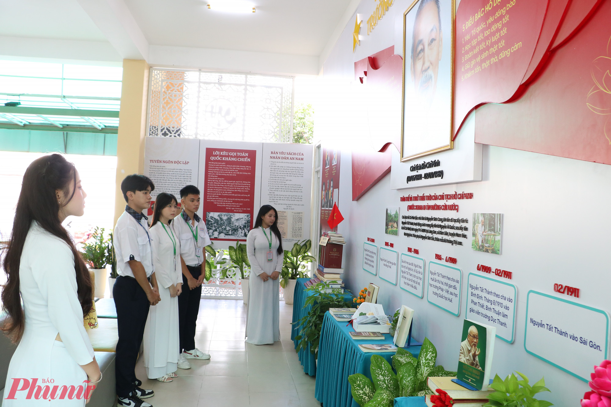 Học sinh đọc tư liệu về Bác Hồ tại Không gian văn hóa Hồ Chí Minh - Ảnh: Trang Thư