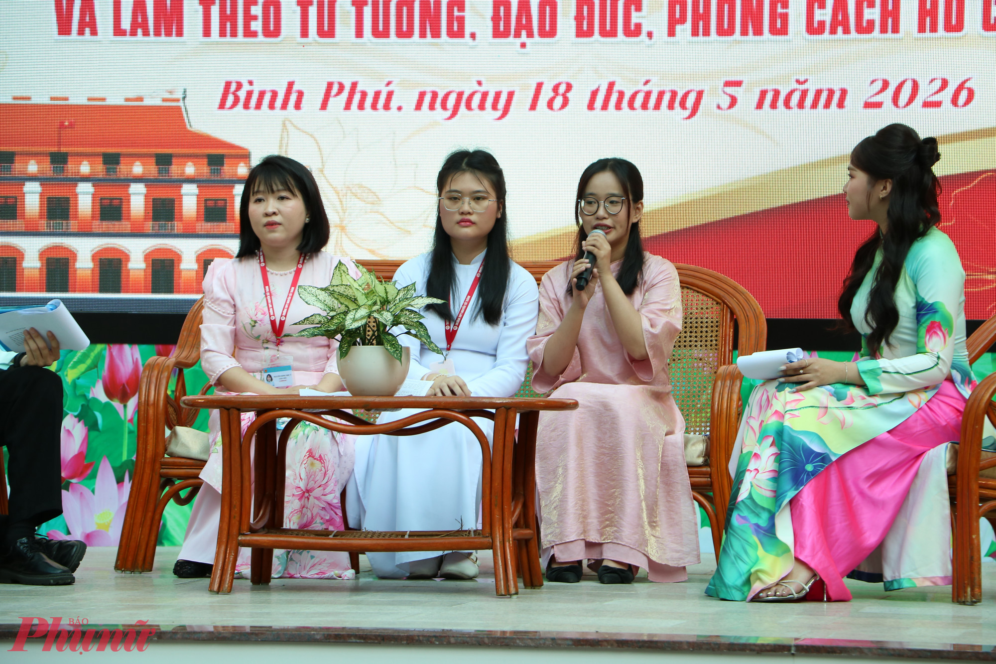 Giao lưu cùng những tấm gương học tập và làm theo lời Bác - Ảnh: Trang Thư