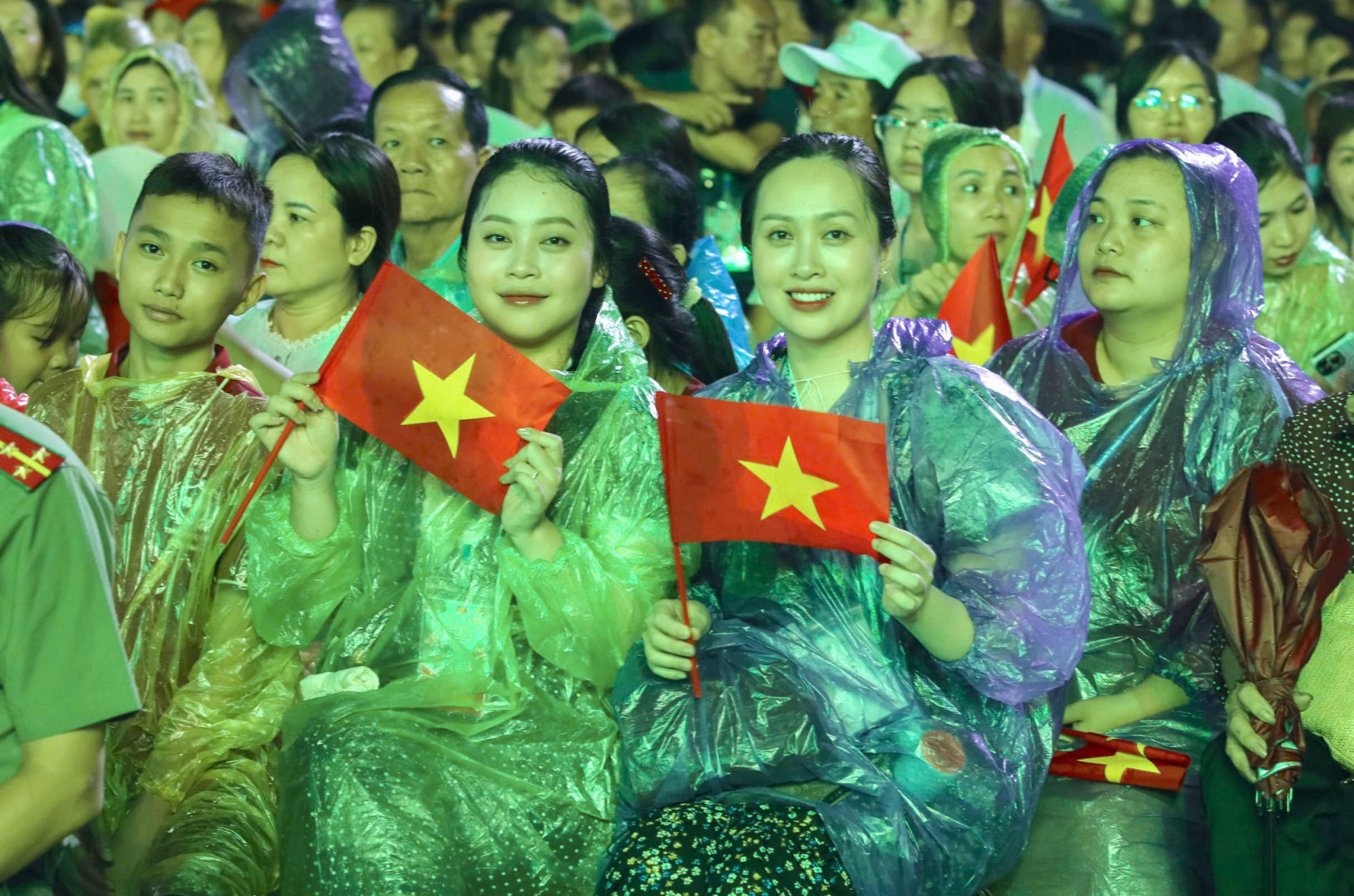 Đông đảo người dân và du khách về dự lễ khai mạc