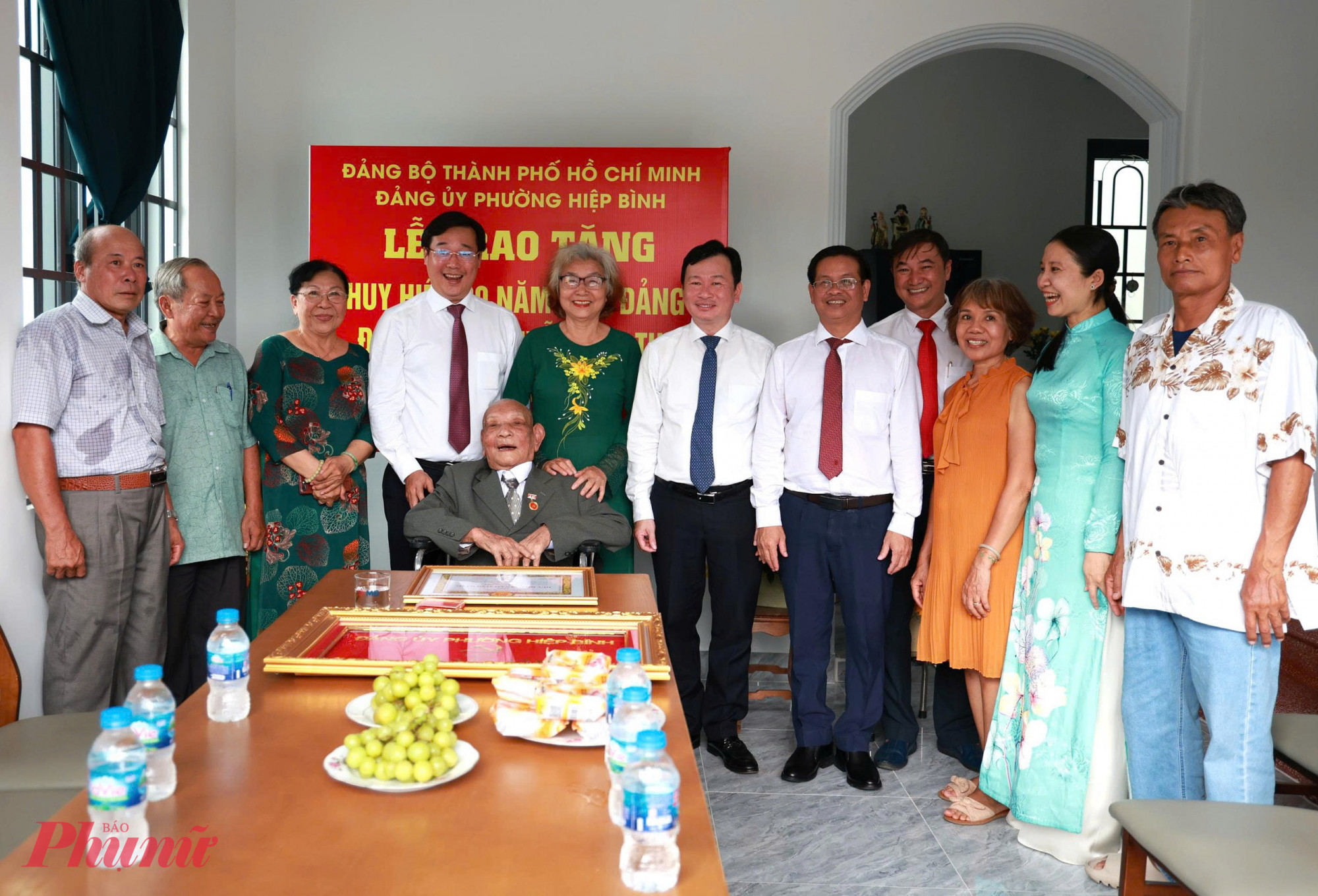 Phó Bí thư Thường trực Thành ủy TPHCM Lê Quốc Phong trao Huy hiệu 80 năm tuổi Đảng cho đảng viên Nguyễn Văn Thơ tại phường Hiệp Bình chiều 18/5 - Ảnh: Thanh Tâm