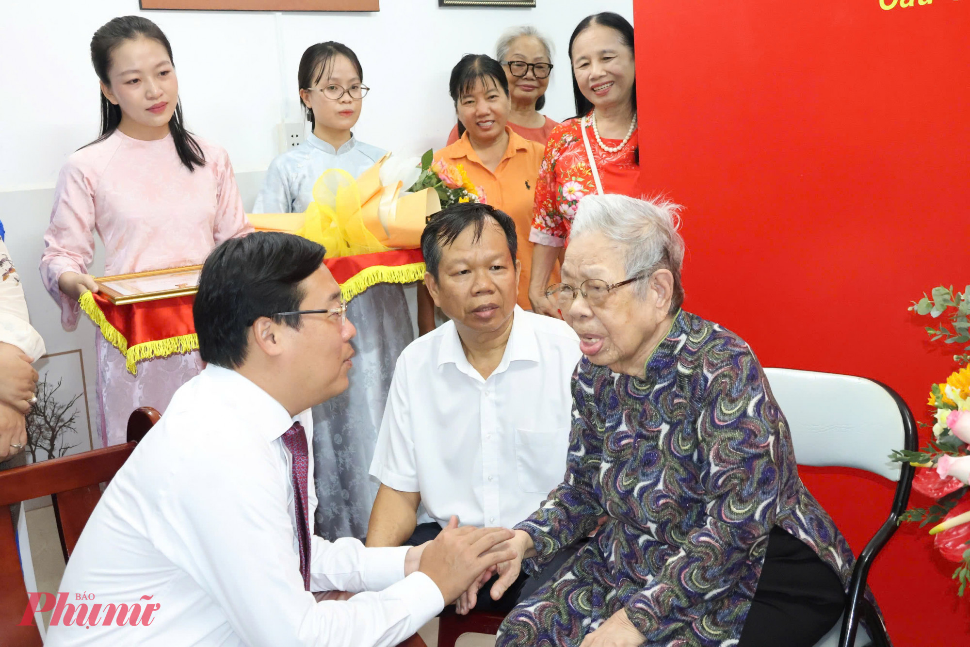 Phó bí thư Thường trực Thành ủy TPHCM Lê Quốc Phong ân cần thăm hỏi sức khỏe đảng viên lão thành Lê Thị Vĩnh Cửu - Ảnh: Thanh Tâm