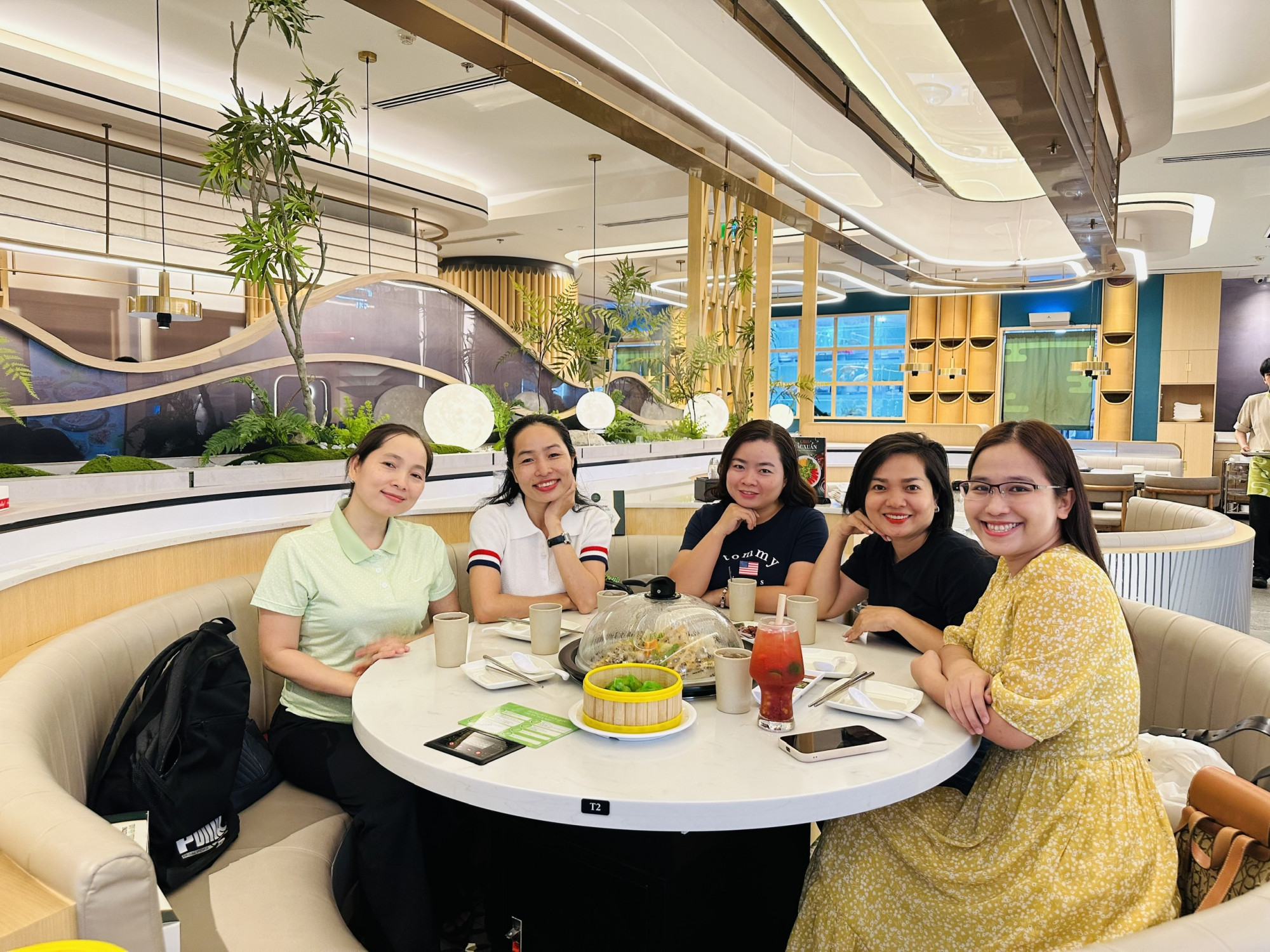 Tôi dành cho mình vài cuộc hẹn với những người bạn thân để cùng nhau chia sẻ những nỗi niềm
