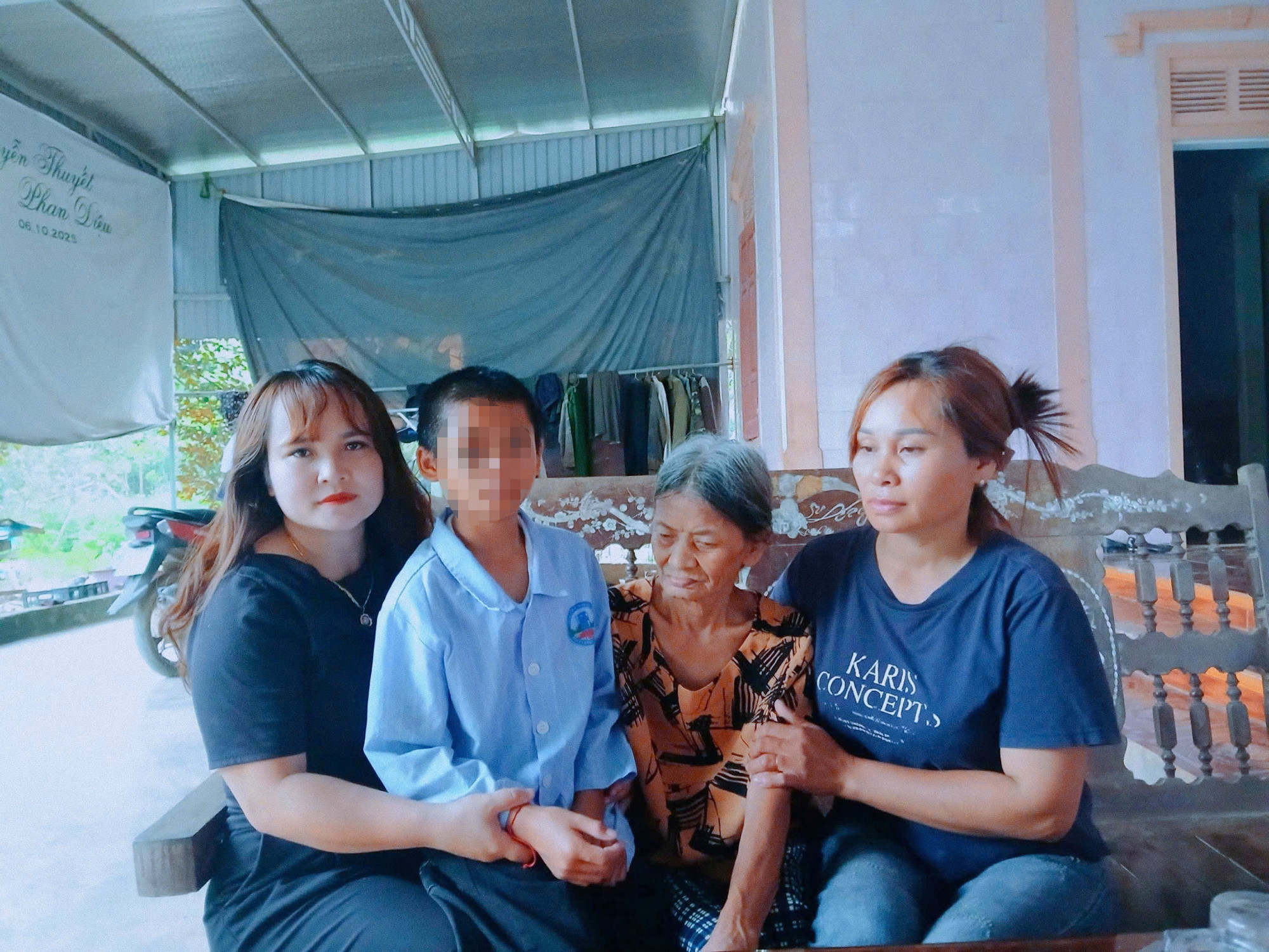 Cô Lan (bên trái) đến thăm hỏi, động viên cháu T. - Ảnh: Khánh Trung