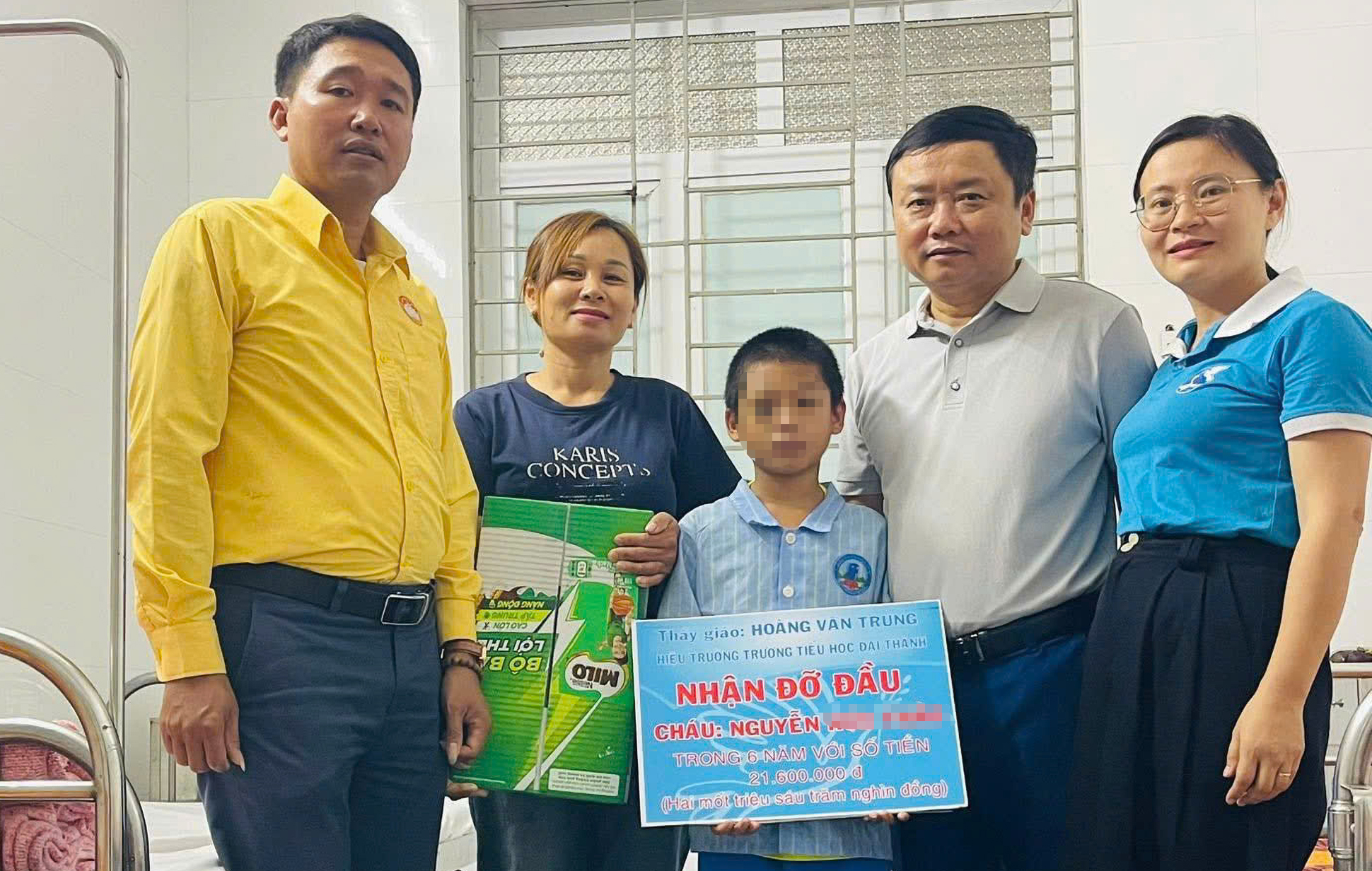 Thầy Trung nhận đỡ đầu cháu T. đến hết lớp 12 - Ảnh: Khánh Trung