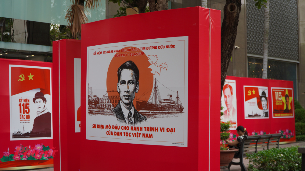 Không gian trưng bày được thiết kế mở, giúp người xem dễ dàng tiếp cận và tìm hiểu nội dung các tác phẩm về Bác Hồ và Việt Nam hôm nay.