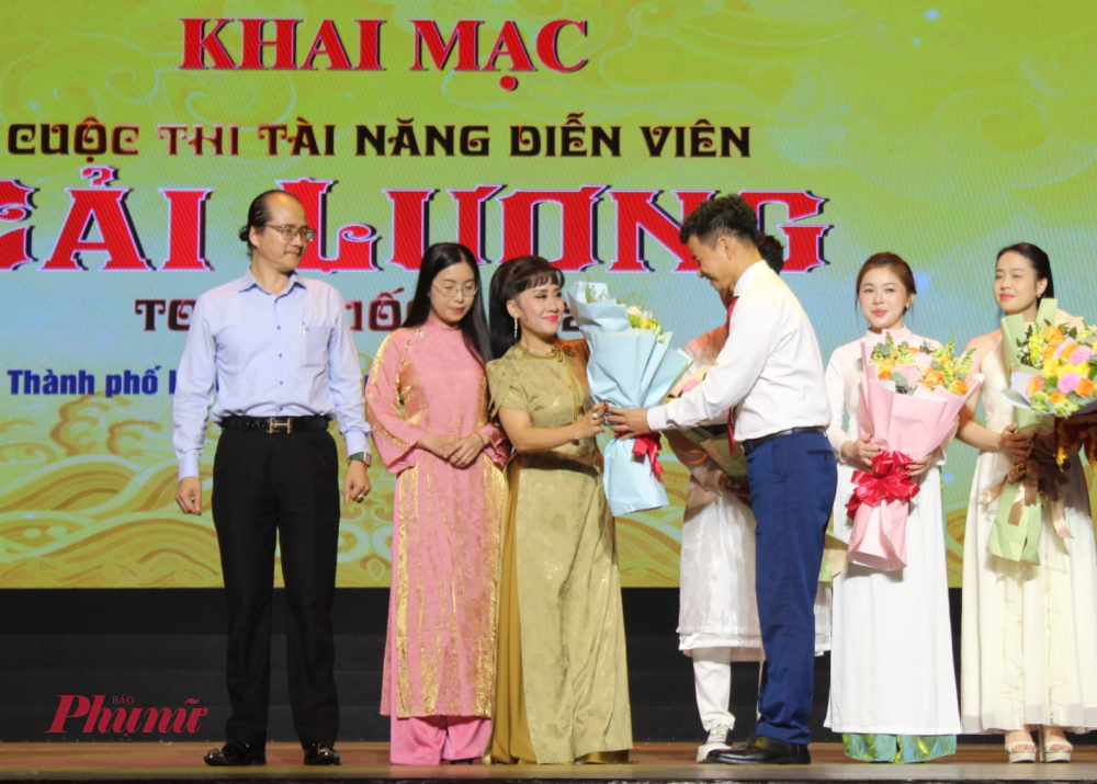 Đại diện các đơn vị có thí sinh dự thi nhận hoa từ ban tổ chức.