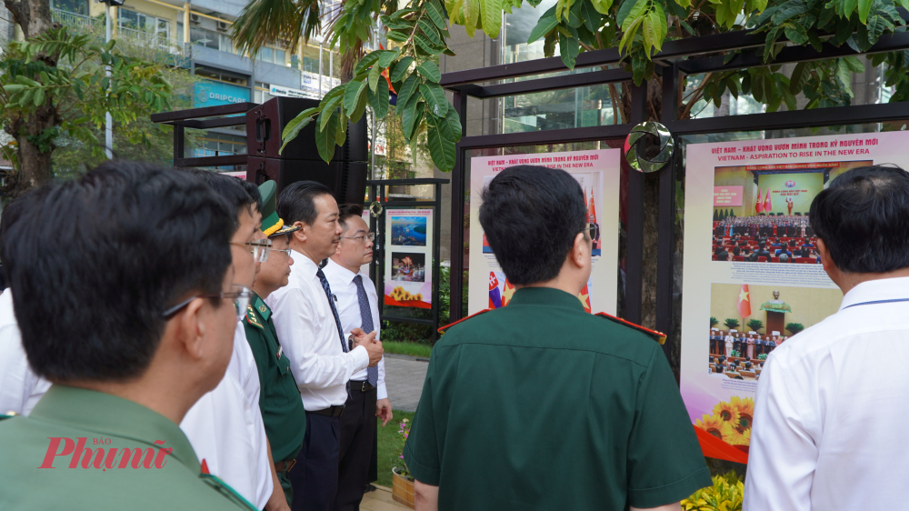 Lãnh đạo các cơ quan trung ương và TP.HCM tham quan khu vực triển lãm ảnh về cuộc đời và sự nghiệp cách mạng của Chủ tịch Hồ Chí Minh