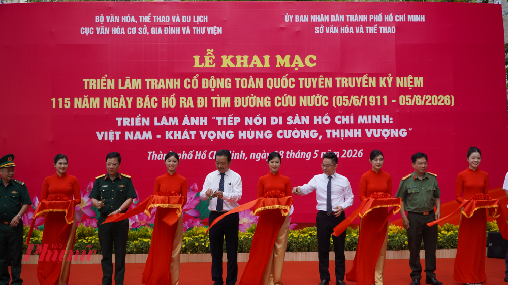 Đại diện các ban tổ chức thực hiện nghi thức cắt băng khai mạc triển lãm sáng 18/5 tại Công viên Chi Lăng.