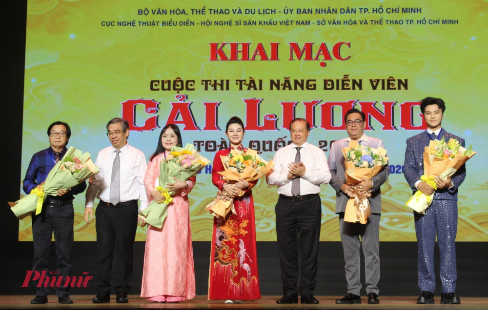 Chủ tịch UBMTTQ Việt Nam TPHCM Nguyễn Phước Lộc (thứ hai từ trái sang)