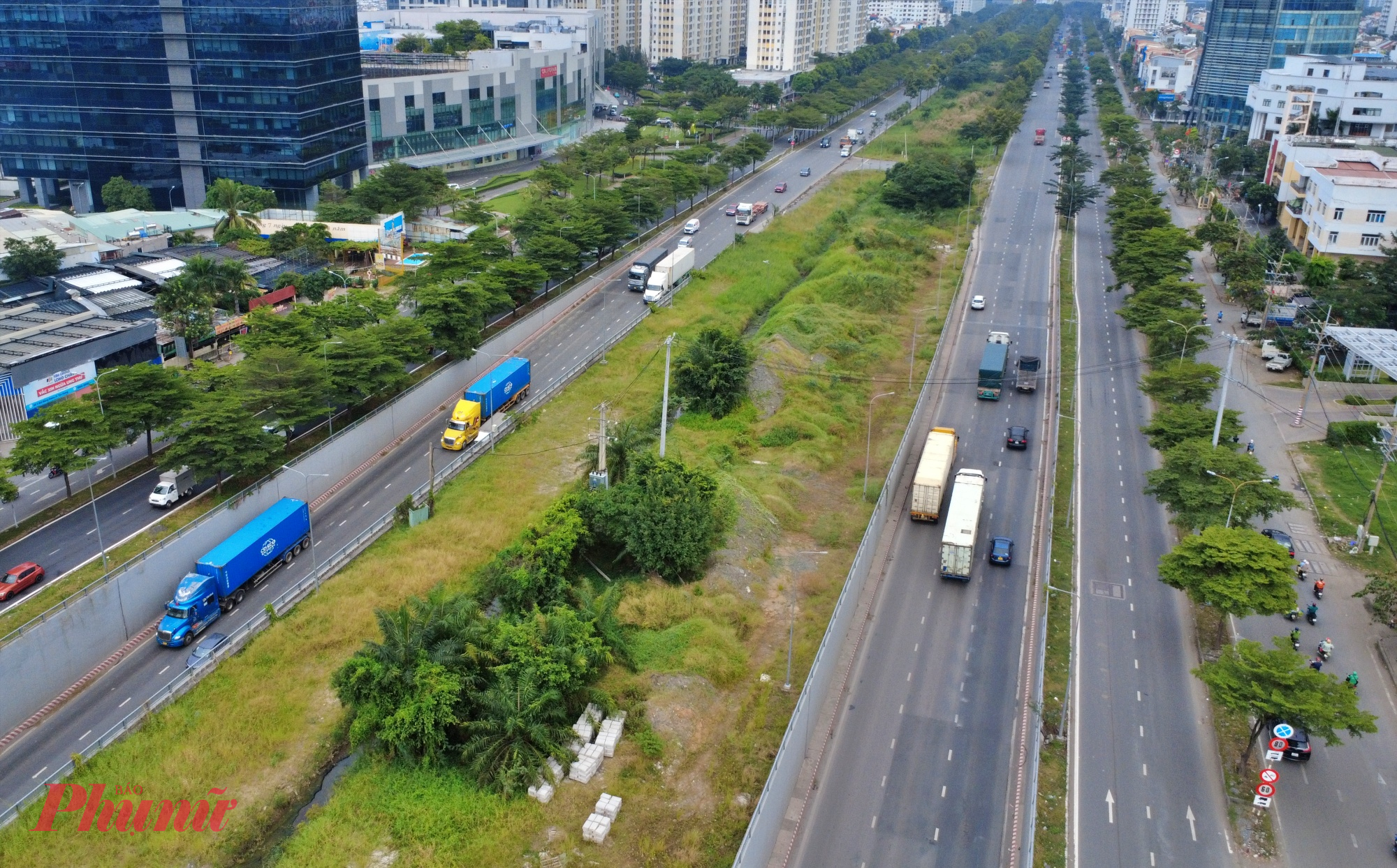 Đại lộ Nguyễn Văn Linh vừa đưa vào khai thác hầm chui tại nút giao Nguyễn Hữu Thọ - Ảnh: Nguyễn Văn
