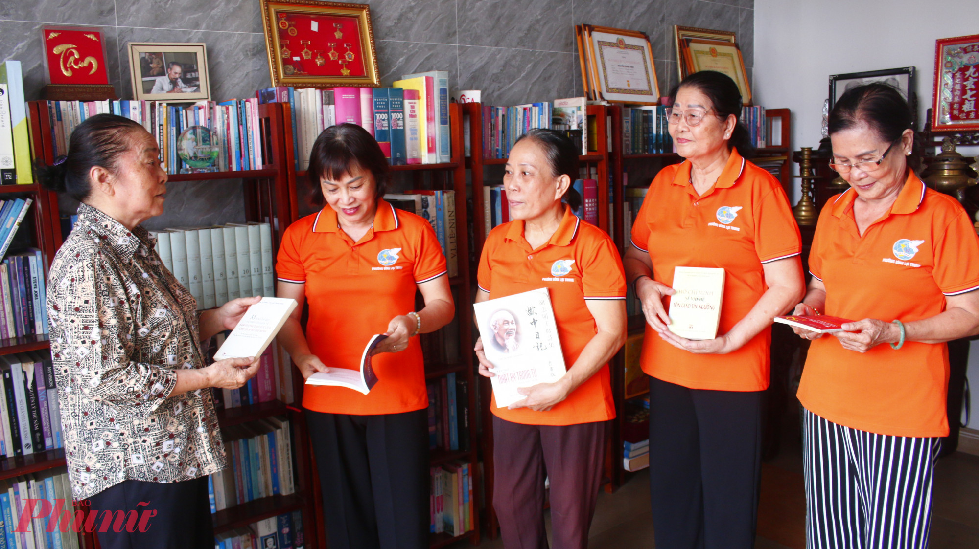 Tương tự, trong căn nhà của bà Đào Thị Châu (72 tuổi, phường Bình Lợi Trung, TPHCM), hàng ngàn đầu sách được gìn giữ cẩn thận suốt nhiều năm qua. Đặc biệt, bà dành riêng một góc trang trọng để trưng bày sách, tư liệu về Chủ tịch Hồ Chí Minh như một “Không gian văn hóa Hồ Chí Minh” thu nhỏ ngay trong gia đình. Với bà Châu, Chủ tịch Hồ Chí Minh luôn là ánh sáng soi đường cho lý tưởng sống và là tấm gương sáng để bà không ngừng học tập, rèn luyện, trau dồi đạo đức, lối sống. Vì vậy, suốt nhiều năm qua, bà kiên trì sưu tầm, gìn giữ sách và tư liệu về Bác như một cách nhắc nhở bản thân và con cháu sống giản dị, nhân ái, có trách nhiệm với cộng đồng và xã hội.