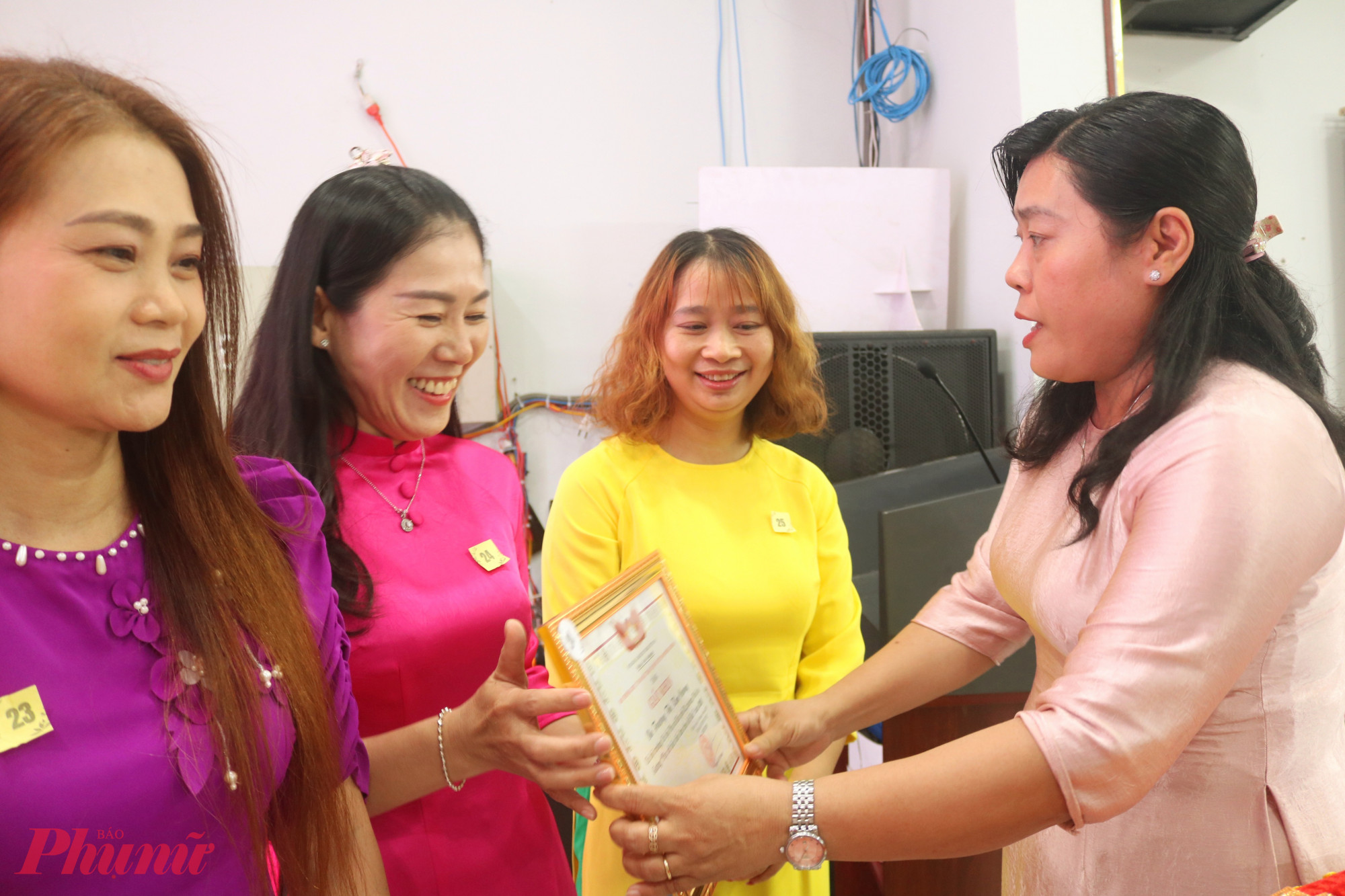 Bà Nguyễn Thị Nhung – Chủ tịch Ủy ban MTTQ Việt Nam phường Thới An – trao giấy khen đến các gương “Phụ nữ tiên tiến làm theo lời Bác” - Ảnh: Thảo Nguyên