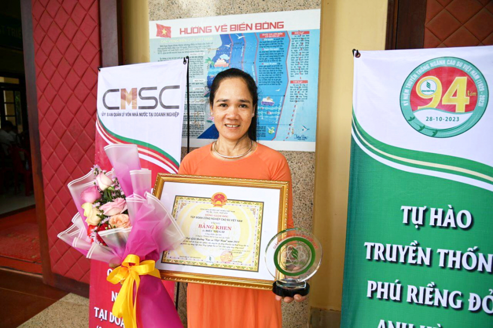 Chị Điểu Thị Gái nhận giải thưởng “Cao su Việt Nam”  - Ảnh do nhân vật cung cấp