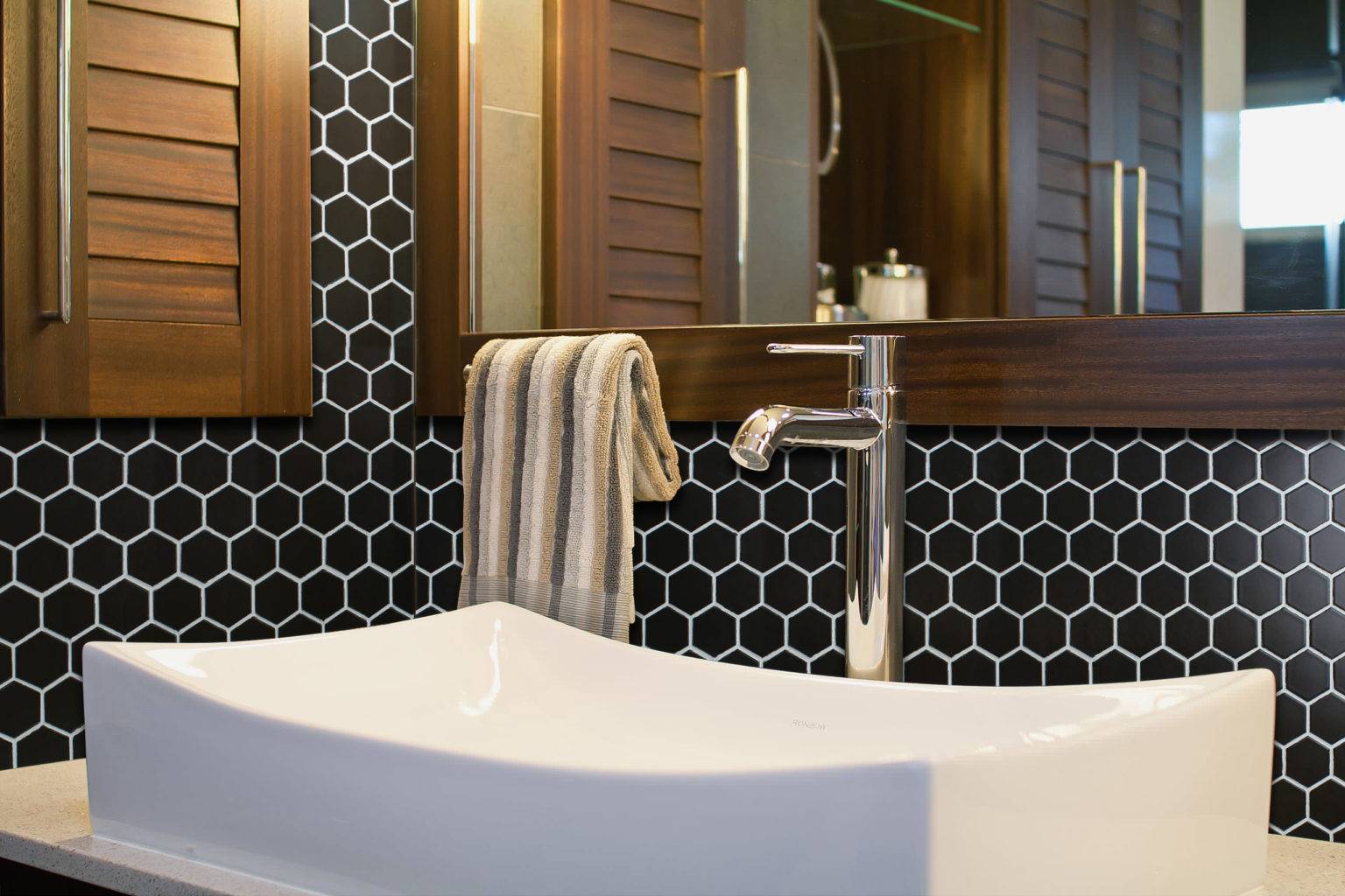 Những ý tưởng trang trí phòng tắm bằng gạch lục giác đen trắng mang đến sự tinh tế và thu hút. Nếu bạn muốn tạo điểm nhấn mạnh mẽ và bắt mắt, sự kết hợp màu sắc tương phản này sẽ không bao giờ là lựa chọn sai lầm. Hãy xem bức tường đầy phong cách này, nó hòa hợp tốt với các thiết bị vệ sinh đồng thời tạo nên vẻ sang trọng. Nguồn ảnh: Walmart/ WS Tiles.