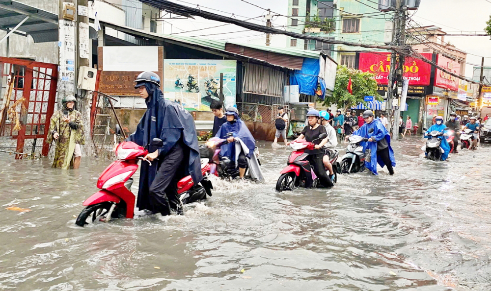 Đường quanh chợ Thủ Đức bị ngập nặng sau cơn mưa hồi đầu tháng 5/2026 - ẢNH: TỨ QUÝ