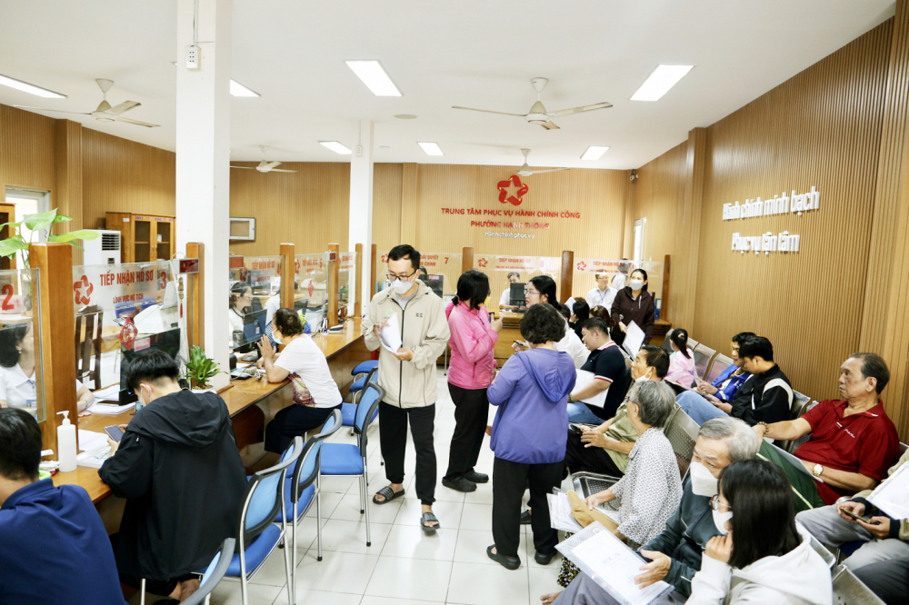 Người dân đến làm thủ tục tại Trung tâm Phục vụ hành chính công phường Hạnh Thông 