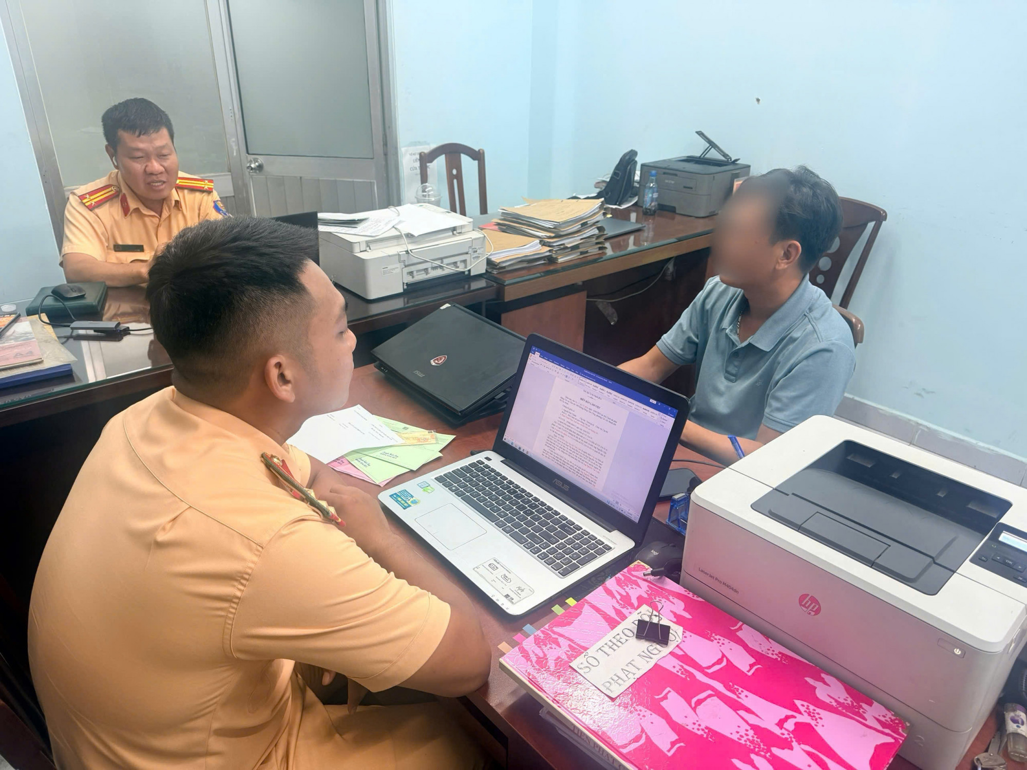 Nam tài xế làm việc với CSGT.