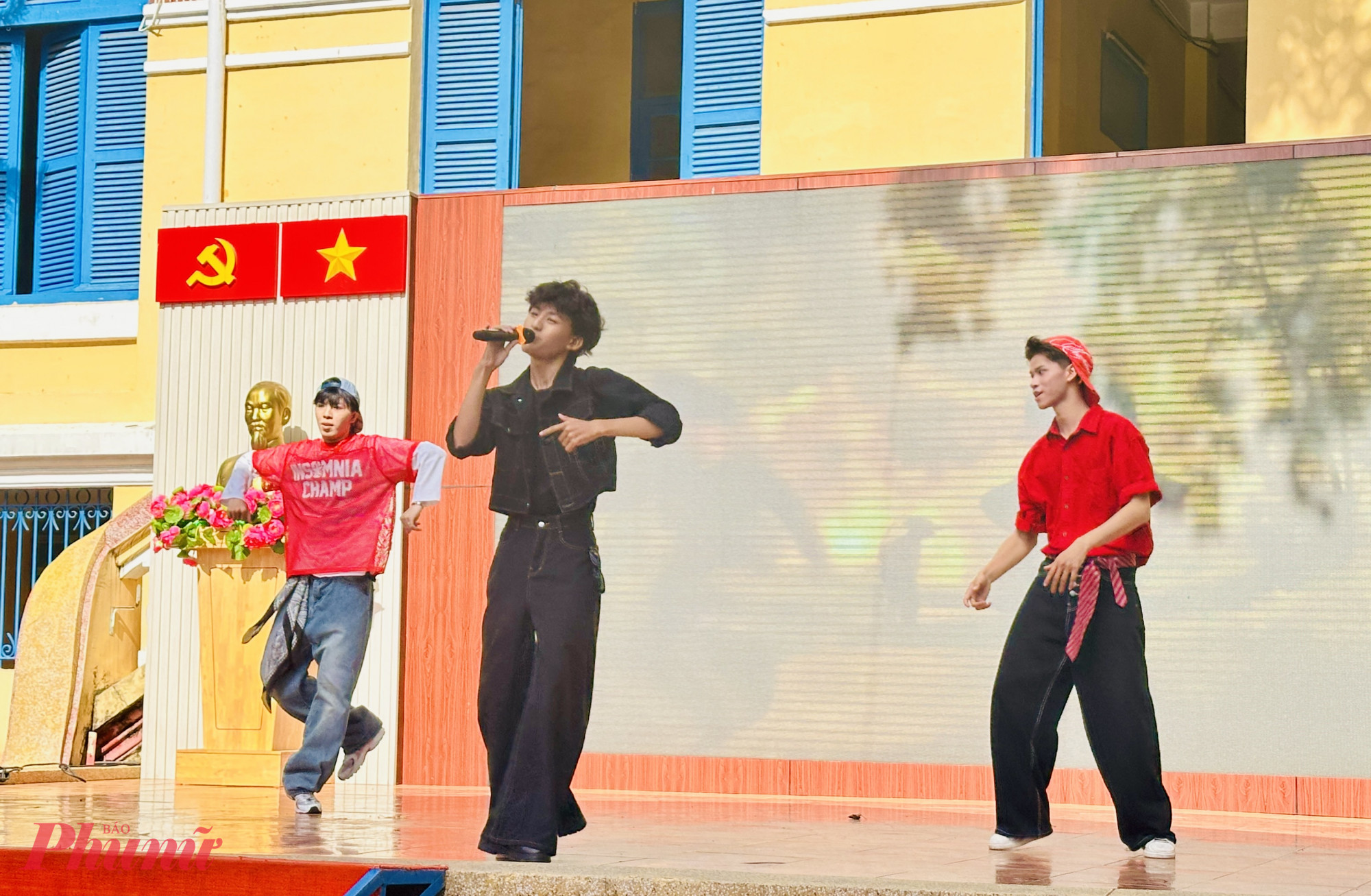Màn biểu diễn ca khúc Rap “Chú bé loắt choắt” của diễn viên Quốc Vũ - Quán quân chương trình Tìm kiếm Tài năng mang lại không khí sôi động cho buổi lễ