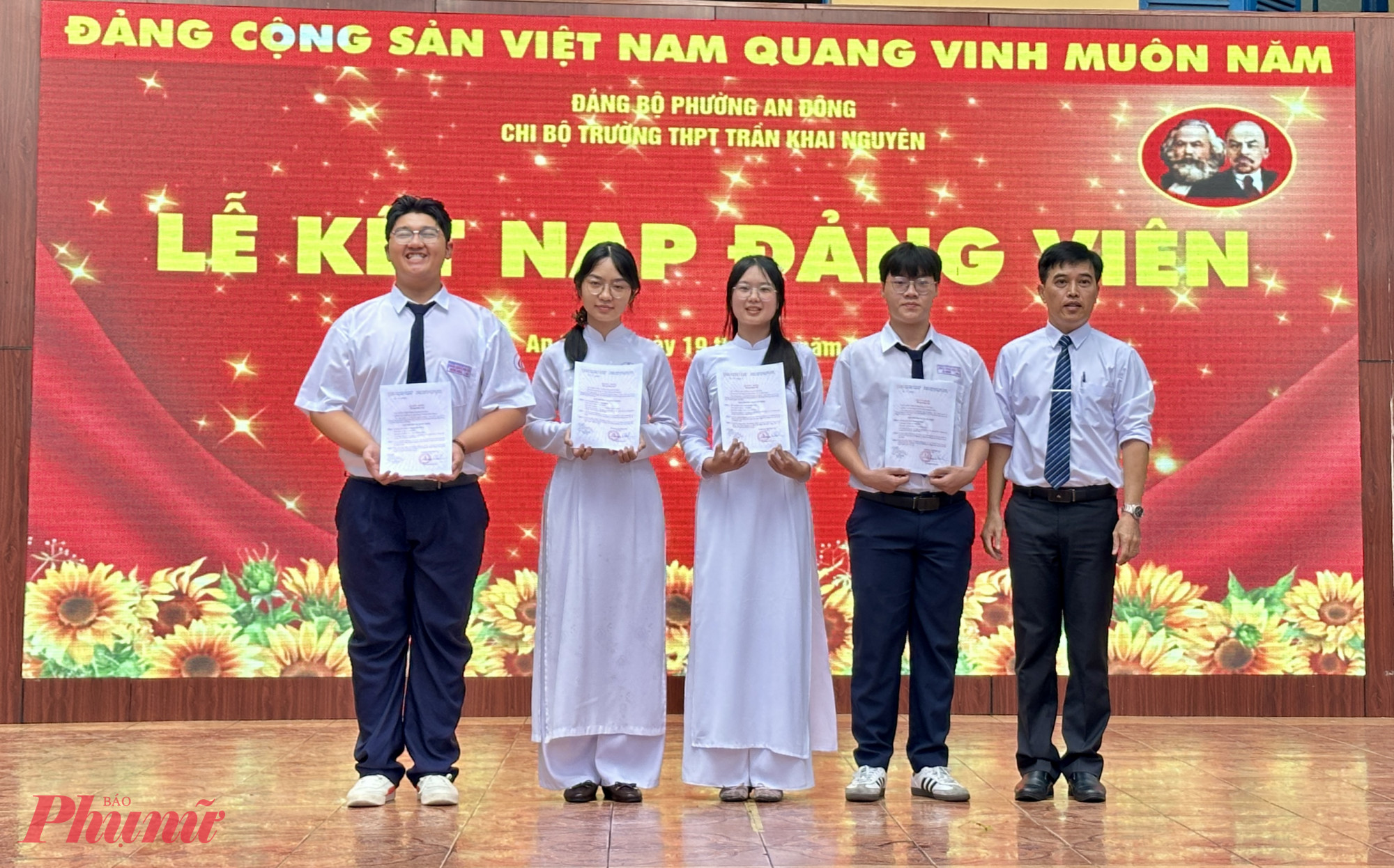 ông Ngô Hùng Cường - Hiệu trưởng nhà trường đã công bố quyết định kết nạp Đảng cho 4 học sinh ưu tú của trường