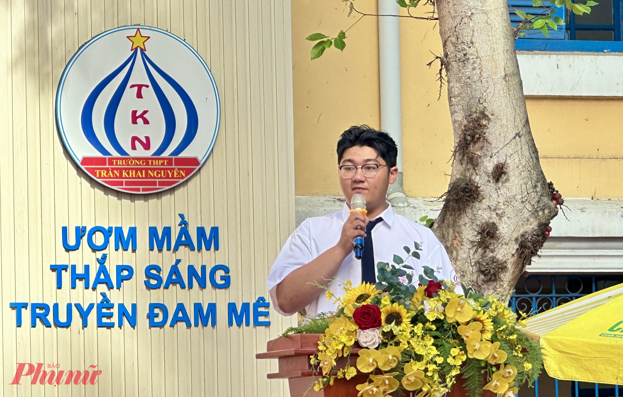 Em Lê Nguyễn Minh Khoa - bí thư Đoàn trường chia sẻ niềm tự hào, xúc động khi được đứng vào hàng ngũ của Đảng