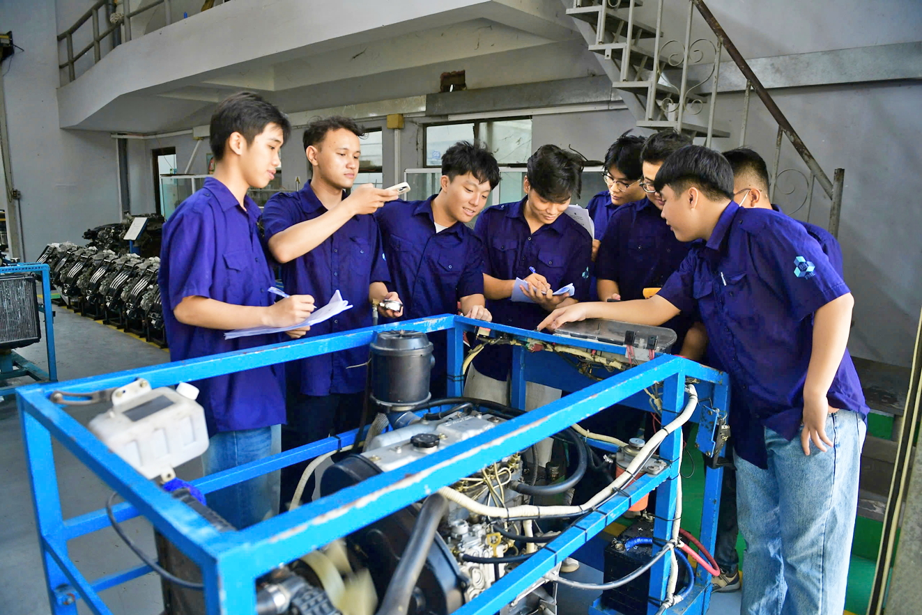 Sinh viên Trường đại học Bách khoa (Đại học Quốc gia TPHCM) thực hành tại xưởng ô tô