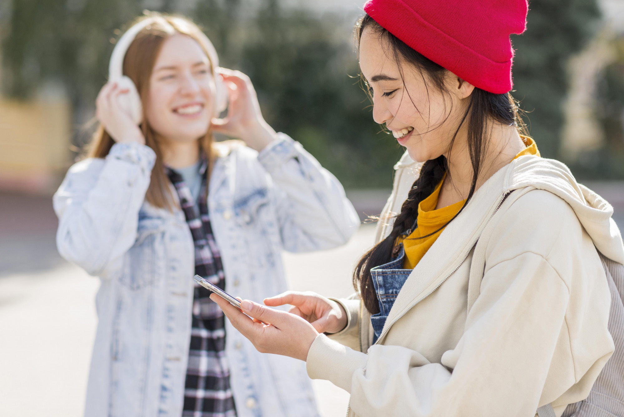Gen Z, Gen Alpha ra đường lanh lợi, về nhà lóng ngóng không biết làm gì - Ảnh minh họa: Freepik