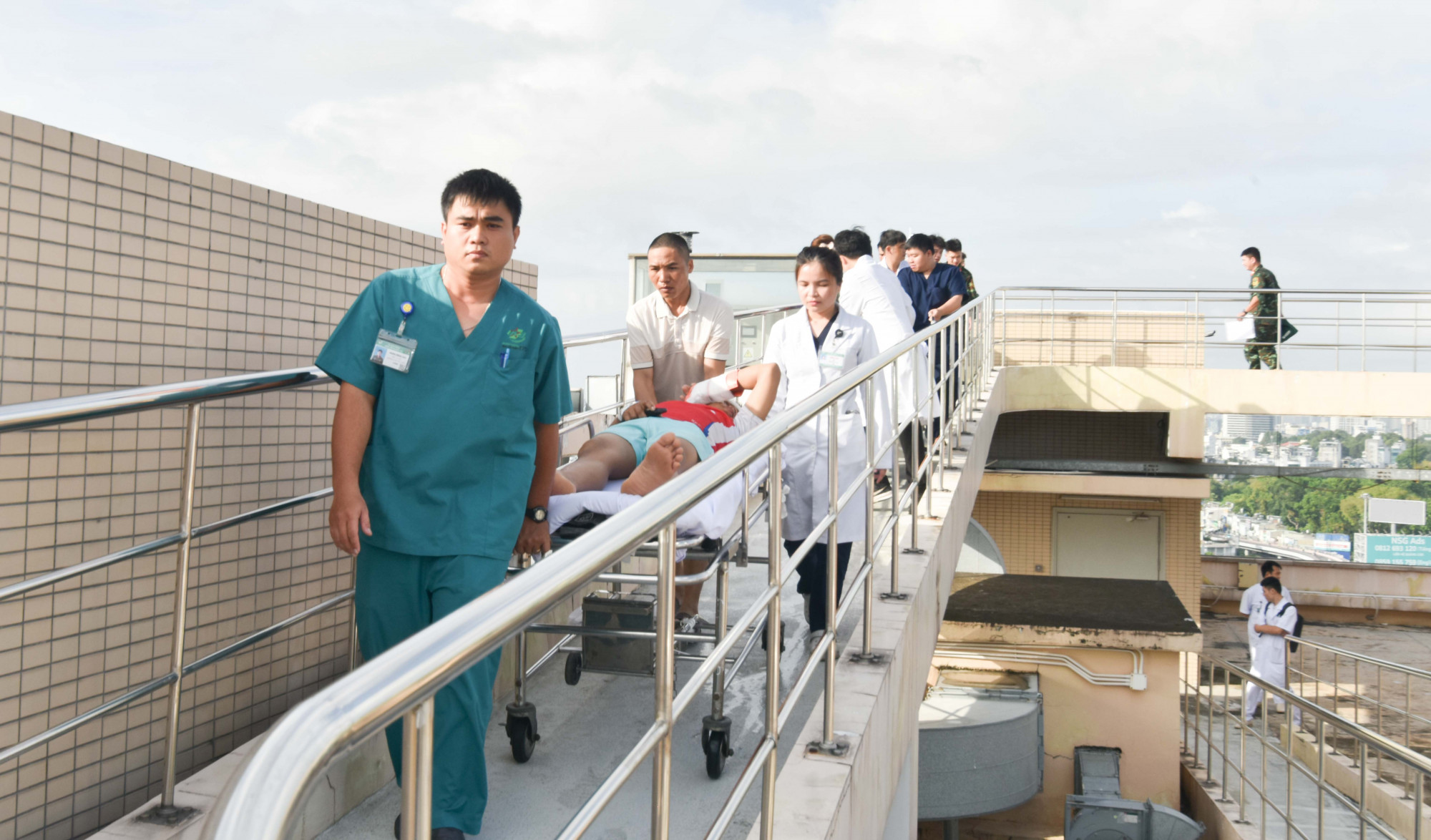 Người bệnh được các bác sĩ đưa từ trực thăng vào khoa Cấp cứu, ảnh Văn Chính