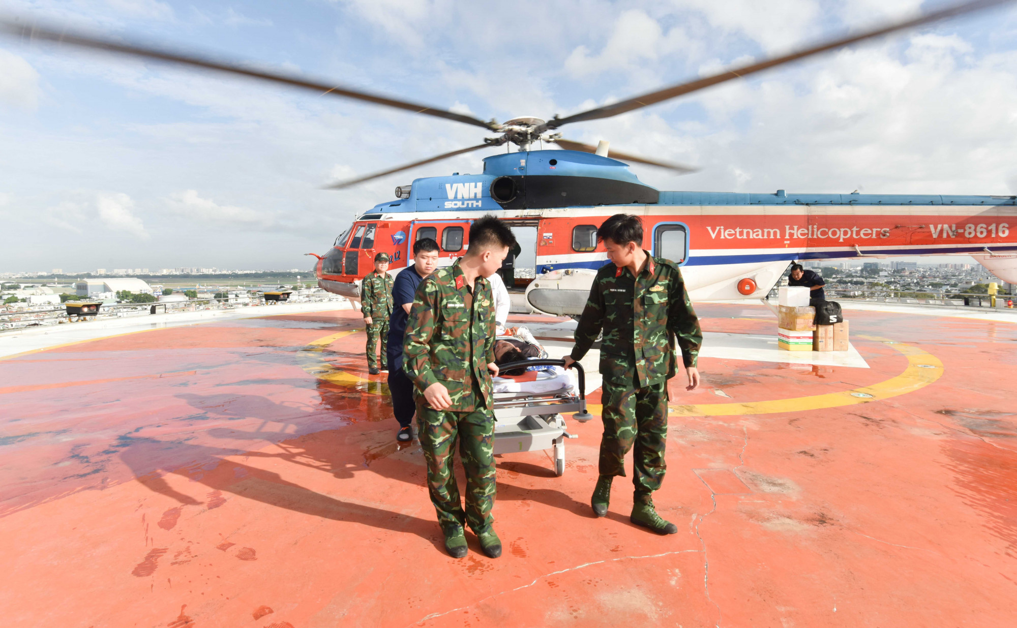 Trực thăng di chuyển bệnh nhân đến bệnh viện, ảnh Văn Chính